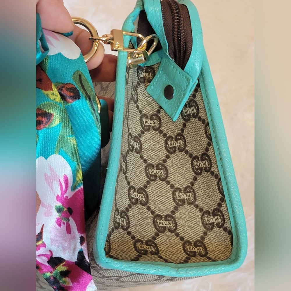 Gucci Beige and Teal Shoulder Bag - Picture 6 of 17